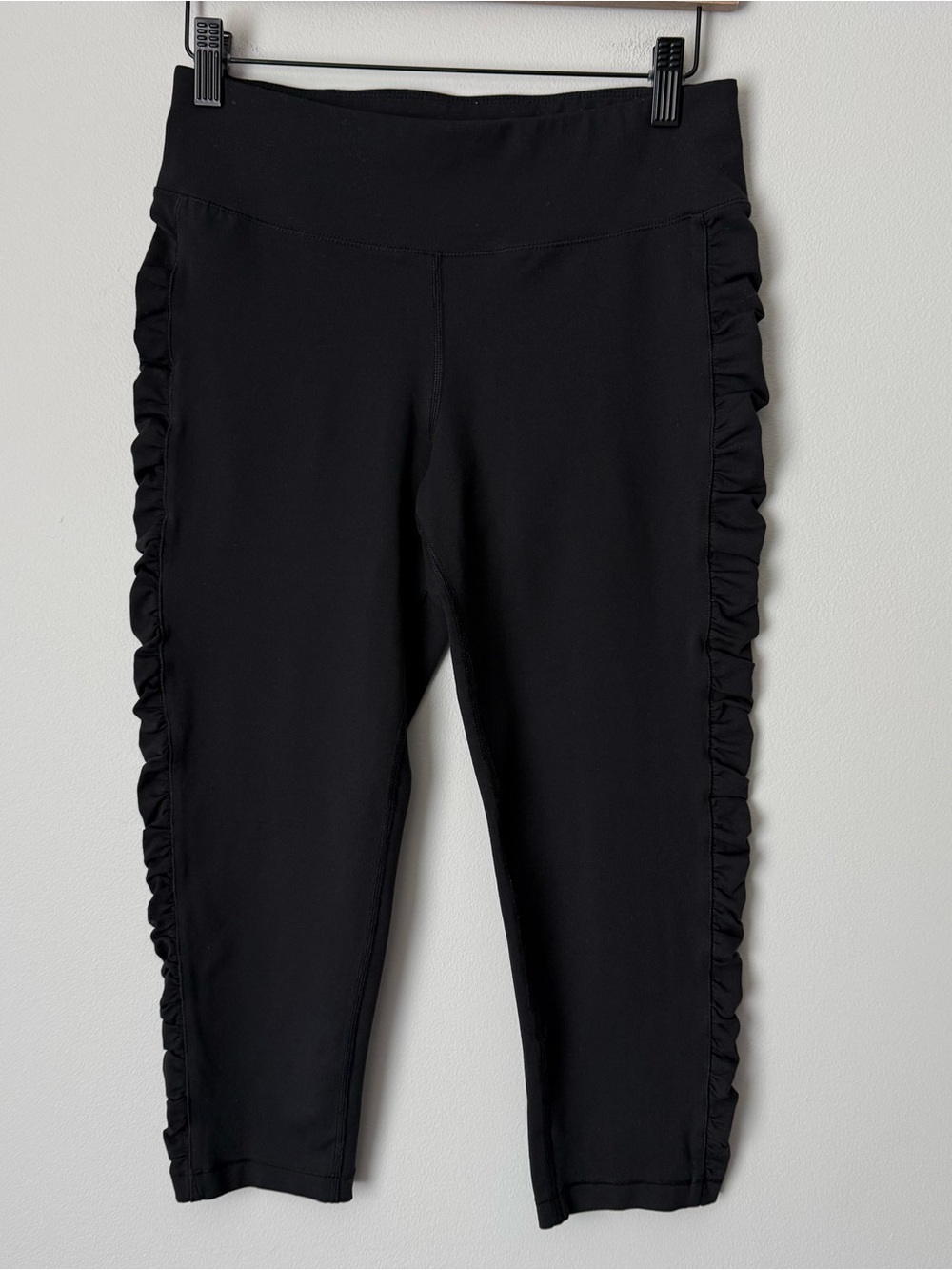 Calvin Klein Black Ruffle-Side Capri Leggings